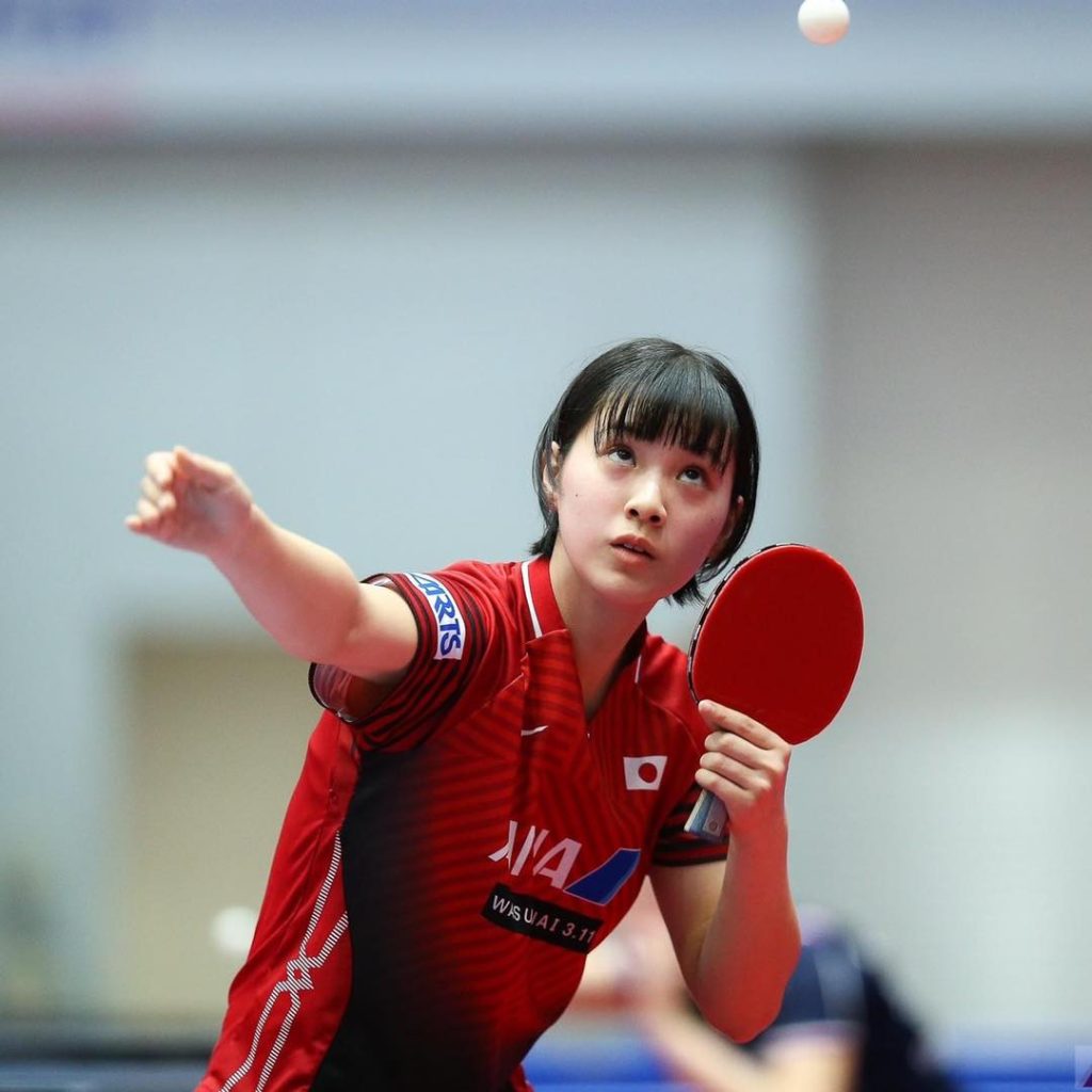 จุดเริ่มต้นของการพัฒนาปิงปองญี่ปุ่นสู่ระดับโลก Ufabet999 กีฬาปิงปองในประเทศญี่ปุ่นไม่ได้ประสบความสำเร็จในระดับโลกโดยบังเอิญ แต่เกิดจากการวางรากฐานอย่างเป็นระบบตั้งแต่ช่วงต้นศตวรรษที่ 20 ผ่านการพัฒนาอย่างต่อเนื่องทั้งด้านโครงสร้างองค์กร เทคนิคการเล่น และการสนับสนุนจากภาครัฐและเอกชน บทความนี้จะพาคุณไปเจาะลึก “จุดเริ่มต้นของการพัฒนาปิงปองญี่ปุ่นสู่ระดับโลก” ว่ามีปัจจัยใดบ้างที่ทำให้ญี่ปุ่นก้าวขึ้นมาเป็นมหาอำนาจในวงการนี้ การนำเข้ากีฬาปิงปองสู่ประเทศญี่ปุ่น กีฬาปิงปองเริ่มเข้าสู่ญี่ปุ่นในช่วงต้นปี ค.ศ. 1900 โดยได้รับอิทธิพลจากประเทศอังกฤษและยุโรปในยุคที่ญี่ปุ่นกำลังเปิดรับวัฒนธรรมตะวันตกอย่างจริงจัง ในช่วงแรก ปิงปองถูกเล่นในลักษณะ: กิจกรรมสันทนาการในโรงเรียนและมหาวิทยาลัย เกมเพื่อความบันเทิงในกลุ่มชนชั้นสูง กีฬาภายในอาคารที่เหมาะกับสภาพแวดล้อมเมือง ความเรียบง่ายของอุปกรณ์และรูปแบบการเล่น ทำให้กีฬานี้แพร่กระจายได้อย่างรวดเร็ว การก่อตั้งสมาคมและระบบโครงสร้างกีฬา จุดเปลี่ยนสำคัญที่ทำให้ปิงปองญี่ปุ่นเริ่มพัฒนาอย่างจริงจังคือ การก่อตั้งสมาคมปิงปองญี่ปุ่น (JTTA) ในปี ค.ศ. 1926 บทบาทของสมาคม ได้แก่: จัดการแข่งขันอย่างเป็นทางการ พัฒนากฎกติกาให้เป็นมาตรฐาน คัดเลือกนักกีฬาสู่ทีมชาติ สร้างระบบฝึกซ้อมที่มีประสิทธิภาพ การมีองค์กรกลางช่วยให้การพัฒนาเป็นไปในทิศทางเดียวกัน และเป็นพื้นฐานสำคัญของความสำเร็จในอนาคต การเรียนรู้และพัฒนาจากต่างประเทศ ในช่วงแรก ญี่ปุ่นยังคงเป็นผู้ตามในวงการปิงปองโลก โดยนักกีฬาและโค้ชต้องศึกษาวิธีการเล่นจากยุโรป ซึ่งเป็นศูนย์กลางของกีฬานี้ในขณะนั้น สิ่งที่ญี่ปุ่นทำได้โดดเด่นคือ: การนำเทคนิคจากต่างประเทศมาปรับใช้ การฝึกซ้อมอย่างมีวินัยและเข้มข้น การวิเคราะห์เกมอย่างละเอียด แทนที่จะลอกเลียนแบบเพียงอย่างเดียว ญี่ปุ่นเลือก “พัฒนาให้ดีกว่า” ซึ่งเป็นแนวคิดสำคัญที่นำไปสู่ความสำเร็จ นวัตกรรมที่เปลี่ยนโลก: ยางฟองน้ำ (Sponge Rubber) หนึ่งในเหตุการณ์สำคัญที่สุดของปิงปองญี่ปุ่น คือการคิดค้นและใช้งาน “ยางฟองน้ำ” ซึ่งเปลี่ยนรูปแบบการเล่นของโลกไปอย่างสิ้นเชิง นักกีฬาญี่ปุ่นสามารถ: ตีลูกได้เร็วและแรงขึ้น สร้างสปิน (Spin) ได้มากขึ้น ควบคุมลูกได้แม่นยำกว่าเดิม ผลลัพธ์คือในปี 1952 นักกีฬาญี่ปุ่นสามารถคว้าแชมป์โลกได้สำเร็จ และกลายเป็นจุดเริ่มต้นของการยอมรับในระดับนานาชาติ การสร้างเอกลักษณ์สไตล์การเล่น หลังจากประสบความสำเร็จ ญี่ปุ่นไม่ได้หยุดพัฒนา แต่ยังสร้างสไตล์การเล่นที่เป็นเอกลักษณ์ของตัวเอง โดยเน้น: เกมรุกที่รวดเร็ว การเคลื่อนที่ที่คล่องตัว การใช้เทคนิค Topspin อย่างต่อเนื่อง การเล่นใกล้โต๊ะ (Close to the table) สไตล์นี้ทำให้ญี่ปุ่นแตกต่างจากยุโรปและจีน และกลายเป็นจุดแข็งในเวทีโลก ระบบเยาวชนและการฝึกซ้อมระยะยาว อีกหนึ่งปัจจัยสำคัญคือการลงทุนในระบบเยาวชน ญี่ปุ่นให้ความสำคัญกับการพัฒนานักกีฬาตั้งแต่อายุยังน้อย ผ่าน: ชมรมในโรงเรียน การแข่งขันระดับจังหวัดและประเทศ โปรแกรมฝึกซ้อมระยะยาว นักกีฬาจะได้รับการฝึกฝนทั้งด้านร่างกาย เทคนิค และจิตวิทยาการแข่งขัน ทำให้มีความพร้อมในการแข่งขันระดับสูง การแข่งขันภายในประเทศที่เข้มข้น ญี่ปุ่นมีการแข่งขันภายในประเทศที่มีคุณภาพสูง ซึ่งช่วยยกระดับมาตรฐานของนักกีฬา เช่น: การแข่งขันระดับโรงเรียน ลีกอาชีพ (T.League) ทัวร์นาเมนต์ระดับประเทศ การแข่งขันที่เข้มข้นทำให้นักกีฬามีประสบการณ์และสามารถปรับตัวกับสถานการณ์ต่าง ๆ ได้ดี การสนับสนุนจากภาครัฐและเอกชน ความสำเร็จของปิงปองญี่ปุ่นไม่ได้เกิดจากนักกีฬาเพียงอย่างเดียว แต่ยังได้รับการสนับสนุนจาก: ภาครัฐที่ลงทุนในโครงสร้างพื้นฐาน บริษัทเอกชนที่เป็นสปอนเซอร์ แบรนด์อุปกรณ์ที่พัฒนาเทคโนโลยีใหม่ การสนับสนุนเหล่านี้ช่วยให้วงการปิงปองเติบโตอย่างมั่นคง การนำเทคโนโลยีมาใช้ในการพัฒนา ในยุคปัจจุบัน ญี่ปุ่นยังคงเป็นผู้นำด้านเทคโนโลยี โดยนำ: AI วิเคราะห์การเล่น วิดีโอรีเพลย์เพื่อปรับปรุงเทคนิค อุปกรณ์ที่ออกแบบเฉพาะบุคคล มาใช้ในการพัฒนานักกีฬา นอกจากนี้ แพลตฟอร์มออนไลน์อย่าง Ufabet999 ยังมีบทบาทในการเข้าถึงข้อมูลกีฬาและการแข่งขัน ทำให้แฟนกีฬาสามารถติดตามความเคลื่อนไหวได้ง่ายขึ้น ความสำเร็จที่ต่อยอดสู่ระดับโลก จากจุดเริ่มต้นที่มั่นคง ญี่ปุ่นสามารถก้าวขึ้นมาเป็นหนึ่งในชาติชั้นนำของโลก โดยมีผลงานเด่นใน: Olympic Games World Championships รายการแข่งขันระดับนานาชาติ นักกีฬาญี่ปุ่นหลายคนกลายเป็นแรงบันดาลใจให้กับคนรุ่นใหม่ อนาคตของปิงปองญี่ปุ่น แม้จะเผชิญกับการแข่งขันที่สูงขึ้นจากประเทศอื่น แต่ญี่ปุ่นยังคงมีศักยภาพในการพัฒนาอย่างต่อเนื่อง ด้วย: ระบบฝึกซ้อมที่ทันสมัย นักกีฬารุ่นใหม่ที่มีพรสวรรค์ การสนับสนุนที่แข็งแกร่ง และในโลกยุคดิจิทัลที่กีฬาและความบันเทิงเชื่อมโยงกันมากขึ้น Ufabet999 ก็เป็นหนึ่งในแพลตฟอร์มที่ช่วยให้การติดตามกีฬาง่ายและเข้าถึงได้มากขึ้น สรุป จุดเริ่มต้นของการพัฒนาปิงปองญี่ปุ่นสู่ระดับโลกเกิดจากการผสมผสานระหว่าง “โครงสร้างที่แข็งแกร่ง + นวัตกรรม + วินัย + การสนับสนุนระยะยาว” ทำให้ญี่ปุ่นสามารถก้าวขึ้นมาเป็นมหาอำนาจของวงการปิงปองได้อย่างยั่งยืน นี่คือบทเรียนสำคัญที่แสดงให้เห็นว่า ความสำเร็จในระดับโลกไม่ได้เกิดขึ้นในระยะสั้น แต่ต้องอาศัยการวางแผนและพัฒนาอย่างต่อเนื่องในทุกมิติ