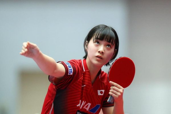 จุดเริ่มต้นของการพัฒนาปิงปองญี่ปุ่นสู่ระดับโลก Ufabet999 กีฬาปิงปองในประเทศญี่ปุ่นไม่ได้ประสบความสำเร็จในระดับโลกโดยบังเอิญ แต่เกิดจากการวางรากฐานอย่างเป็นระบบตั้งแต่ช่วงต้นศตวรรษที่ 20 ผ่านการพัฒนาอย่างต่อเนื่องทั้งด้านโครงสร้างองค์กร เทคนิคการเล่น และการสนับสนุนจากภาครัฐและเอกชน บทความนี้จะพาคุณไปเจาะลึก “จุดเริ่มต้นของการพัฒนาปิงปองญี่ปุ่นสู่ระดับโลก” ว่ามีปัจจัยใดบ้างที่ทำให้ญี่ปุ่นก้าวขึ้นมาเป็นมหาอำนาจในวงการนี้ การนำเข้ากีฬาปิงปองสู่ประเทศญี่ปุ่น กีฬาปิงปองเริ่มเข้าสู่ญี่ปุ่นในช่วงต้นปี ค.ศ. 1900 โดยได้รับอิทธิพลจากประเทศอังกฤษและยุโรปในยุคที่ญี่ปุ่นกำลังเปิดรับวัฒนธรรมตะวันตกอย่างจริงจัง ในช่วงแรก ปิงปองถูกเล่นในลักษณะ: กิจกรรมสันทนาการในโรงเรียนและมหาวิทยาลัย เกมเพื่อความบันเทิงในกลุ่มชนชั้นสูง กีฬาภายในอาคารที่เหมาะกับสภาพแวดล้อมเมือง ความเรียบง่ายของอุปกรณ์และรูปแบบการเล่น ทำให้กีฬานี้แพร่กระจายได้อย่างรวดเร็ว การก่อตั้งสมาคมและระบบโครงสร้างกีฬา จุดเปลี่ยนสำคัญที่ทำให้ปิงปองญี่ปุ่นเริ่มพัฒนาอย่างจริงจังคือ การก่อตั้งสมาคมปิงปองญี่ปุ่น (JTTA) ในปี ค.ศ. 1926 บทบาทของสมาคม ได้แก่: จัดการแข่งขันอย่างเป็นทางการ พัฒนากฎกติกาให้เป็นมาตรฐาน คัดเลือกนักกีฬาสู่ทีมชาติ สร้างระบบฝึกซ้อมที่มีประสิทธิภาพ การมีองค์กรกลางช่วยให้การพัฒนาเป็นไปในทิศทางเดียวกัน และเป็นพื้นฐานสำคัญของความสำเร็จในอนาคต การเรียนรู้และพัฒนาจากต่างประเทศ ในช่วงแรก ญี่ปุ่นยังคงเป็นผู้ตามในวงการปิงปองโลก โดยนักกีฬาและโค้ชต้องศึกษาวิธีการเล่นจากยุโรป ซึ่งเป็นศูนย์กลางของกีฬานี้ในขณะนั้น สิ่งที่ญี่ปุ่นทำได้โดดเด่นคือ: การนำเทคนิคจากต่างประเทศมาปรับใช้ การฝึกซ้อมอย่างมีวินัยและเข้มข้น การวิเคราะห์เกมอย่างละเอียด แทนที่จะลอกเลียนแบบเพียงอย่างเดียว ญี่ปุ่นเลือก “พัฒนาให้ดีกว่า” ซึ่งเป็นแนวคิดสำคัญที่นำไปสู่ความสำเร็จ นวัตกรรมที่เปลี่ยนโลก: ยางฟองน้ำ (Sponge Rubber) หนึ่งในเหตุการณ์สำคัญที่สุดของปิงปองญี่ปุ่น คือการคิดค้นและใช้งาน “ยางฟองน้ำ” ซึ่งเปลี่ยนรูปแบบการเล่นของโลกไปอย่างสิ้นเชิง นักกีฬาญี่ปุ่นสามารถ: ตีลูกได้เร็วและแรงขึ้น สร้างสปิน (Spin) ได้มากขึ้น ควบคุมลูกได้แม่นยำกว่าเดิม ผลลัพธ์คือในปี 1952 นักกีฬาญี่ปุ่นสามารถคว้าแชมป์โลกได้สำเร็จ และกลายเป็นจุดเริ่มต้นของการยอมรับในระดับนานาชาติ การสร้างเอกลักษณ์สไตล์การเล่น หลังจากประสบความสำเร็จ ญี่ปุ่นไม่ได้หยุดพัฒนา แต่ยังสร้างสไตล์การเล่นที่เป็นเอกลักษณ์ของตัวเอง โดยเน้น: เกมรุกที่รวดเร็ว การเคลื่อนที่ที่คล่องตัว การใช้เทคนิค Topspin อย่างต่อเนื่อง การเล่นใกล้โต๊ะ (Close to the table) สไตล์นี้ทำให้ญี่ปุ่นแตกต่างจากยุโรปและจีน และกลายเป็นจุดแข็งในเวทีโลก ระบบเยาวชนและการฝึกซ้อมระยะยาว อีกหนึ่งปัจจัยสำคัญคือการลงทุนในระบบเยาวชน ญี่ปุ่นให้ความสำคัญกับการพัฒนานักกีฬาตั้งแต่อายุยังน้อย ผ่าน: ชมรมในโรงเรียน การแข่งขันระดับจังหวัดและประเทศ โปรแกรมฝึกซ้อมระยะยาว นักกีฬาจะได้รับการฝึกฝนทั้งด้านร่างกาย เทคนิค และจิตวิทยาการแข่งขัน ทำให้มีความพร้อมในการแข่งขันระดับสูง การแข่งขันภายในประเทศที่เข้มข้น ญี่ปุ่นมีการแข่งขันภายในประเทศที่มีคุณภาพสูง ซึ่งช่วยยกระดับมาตรฐานของนักกีฬา เช่น: การแข่งขันระดับโรงเรียน ลีกอาชีพ (T.League) ทัวร์นาเมนต์ระดับประเทศ การแข่งขันที่เข้มข้นทำให้นักกีฬามีประสบการณ์และสามารถปรับตัวกับสถานการณ์ต่าง ๆ ได้ดี การสนับสนุนจากภาครัฐและเอกชน ความสำเร็จของปิงปองญี่ปุ่นไม่ได้เกิดจากนักกีฬาเพียงอย่างเดียว แต่ยังได้รับการสนับสนุนจาก: ภาครัฐที่ลงทุนในโครงสร้างพื้นฐาน บริษัทเอกชนที่เป็นสปอนเซอร์ แบรนด์อุปกรณ์ที่พัฒนาเทคโนโลยีใหม่ การสนับสนุนเหล่านี้ช่วยให้วงการปิงปองเติบโตอย่างมั่นคง การนำเทคโนโลยีมาใช้ในการพัฒนา ในยุคปัจจุบัน ญี่ปุ่นยังคงเป็นผู้นำด้านเทคโนโลยี โดยนำ: AI วิเคราะห์การเล่น วิดีโอรีเพลย์เพื่อปรับปรุงเทคนิค อุปกรณ์ที่ออกแบบเฉพาะบุคคล มาใช้ในการพัฒนานักกีฬา นอกจากนี้ แพลตฟอร์มออนไลน์อย่าง Ufabet999 ยังมีบทบาทในการเข้าถึงข้อมูลกีฬาและการแข่งขัน ทำให้แฟนกีฬาสามารถติดตามความเคลื่อนไหวได้ง่ายขึ้น ความสำเร็จที่ต่อยอดสู่ระดับโลก จากจุดเริ่มต้นที่มั่นคง ญี่ปุ่นสามารถก้าวขึ้นมาเป็นหนึ่งในชาติชั้นนำของโลก โดยมีผลงานเด่นใน: Olympic Games World Championships รายการแข่งขันระดับนานาชาติ นักกีฬาญี่ปุ่นหลายคนกลายเป็นแรงบันดาลใจให้กับคนรุ่นใหม่ อนาคตของปิงปองญี่ปุ่น แม้จะเผชิญกับการแข่งขันที่สูงขึ้นจากประเทศอื่น แต่ญี่ปุ่นยังคงมีศักยภาพในการพัฒนาอย่างต่อเนื่อง ด้วย: ระบบฝึกซ้อมที่ทันสมัย นักกีฬารุ่นใหม่ที่มีพรสวรรค์ การสนับสนุนที่แข็งแกร่ง และในโลกยุคดิจิทัลที่กีฬาและความบันเทิงเชื่อมโยงกันมากขึ้น Ufabet999 ก็เป็นหนึ่งในแพลตฟอร์มที่ช่วยให้การติดตามกีฬาง่ายและเข้าถึงได้มากขึ้น สรุป จุดเริ่มต้นของการพัฒนาปิงปองญี่ปุ่นสู่ระดับโลกเกิดจากการผสมผสานระหว่าง “โครงสร้างที่แข็งแกร่ง + นวัตกรรม + วินัย + การสนับสนุนระยะยาว” ทำให้ญี่ปุ่นสามารถก้าวขึ้นมาเป็นมหาอำนาจของวงการปิงปองได้อย่างยั่งยืน นี่คือบทเรียนสำคัญที่แสดงให้เห็นว่า ความสำเร็จในระดับโลกไม่ได้เกิดขึ้นในระยะสั้น แต่ต้องอาศัยการวางแผนและพัฒนาอย่างต่อเนื่องในทุกมิติ